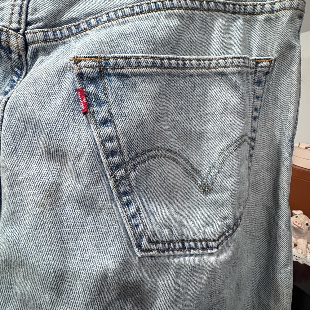 Vintage Levi's Men's Classic Light Blue Straight Jeans - Picture 9 of 16